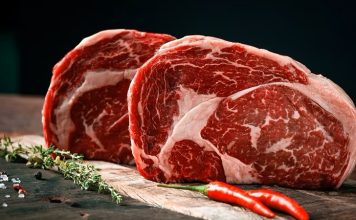 Et, insanlık tarihi boyunca temel besin kaynaklarından biri olmuştur. İlk çağlardan itibaren insanlar, et tüketimi ile enerji ve protein ihtiyaçlarını karşılamışlardır. Avcılık ve hayvancılık, toplumların beslenme kültürünü şekillendirmiş ve et, sofraların vazgeçilmez bir parçası olmuştur. Konulu bir haber görseli.