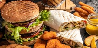 Fastfood Kültürünün Yükselişi ve Etkileri Dünya genelinde hızla yaygınlaşan fastfood kültürü, modern yaşam tarzının en dikkat çeken alışkanlıklarından biri haline geldi. Özellikle 20. yüzyılın ikinci yarısından itibaren Amerika’da doğup tüm dünyaya yayılan bu kültür, kısa sürede milyonlarca insanın günlük hayatına yerleşti. Hızlı, pratik ve görece ucuz olması nedeniyle tercih edilen fastfood, insanların yoğun iş temposu ve zaman sıkıntısı yaşadığı modern şehir yaşamında büyük bir kolaylık sağladı. Konulu bir haber görseli.