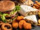 Dünya genelinde hızla yaygınlaşan fastfood kültürü, modern yaşam tarzının en dikkat çeken alışkanlıklarından biri haline geldi. Özellikle 20. yüzyılın ikinci yarısından itibaren Amerika’da doğup tüm dünyaya yayılan bu kültür, kısa sürede milyonlarca insanın günlük hayatına yerleşti. Hızlı, pratik ve görece ucuz olması nedeniyle tercih edilen fastfood, insanların yoğun iş temposu ve zaman sıkıntısı yaşadığı modern şehir yaşamında büyük bir kolaylık sağladı. Konulu bir haber görseli.