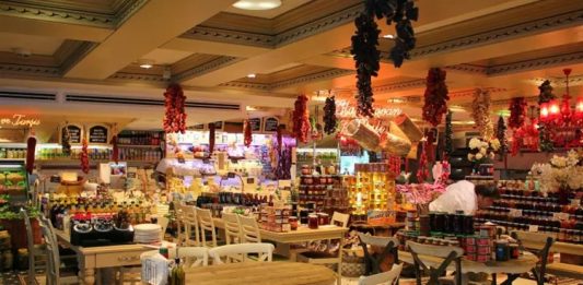 Gurme mekanlar, hem yerel hem de dünya mutfaklarının en özel lezzetlerini bir araya getiren, damak tadına önem verenler için adeta birer gastronomi cenneti. Bu mekanlar, yemek sunumundan kullanılan malzemelere, dekorasyondan atmosferine kadar her detayı özenle tasarlıyor. Şehirlerdeki gurme noktalar, yalnızca yemek yemek için değil, aynı zamanda unutulmaz bir deneyim yaşamak isteyenler için de cazip hale geliyor. Konulu bir haber görseli.
