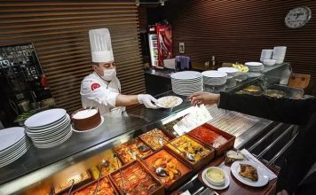 Türkiye’de lokanta kültürü, sadece yemek yemek için gidilen bir yer olmanın çok ötesinde bir anlam taşır. Osmanlı döneminden günümüze kadar uzanan bu gelenek, toplumun sosyalleşme biçimlerinden biri olmuştur. İnsanlar lokantalarda sadece yemek yemek için değil, aynı zamanda sohbet etmek, iş konuşmak veya gündelik hayatın yorgunluğunu atmak için de buluşur. Bu açıdan bakıldığında, lokantalar toplumun sosyal yaşamında önemli bir yere sahiptir. Konulu bir haber görseli.