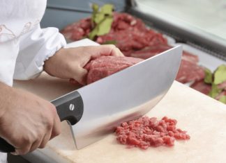 Mutfakta en sık karşılaşılan sorunlardan biri, malzemelerin doğru şekilde hazırlanamamasıdır. Sebzelerin yanlış doğranması veya etin uygun şekilde marine edilmemesi, yemeklerin lezzet ve dokusunu olumsuz etkileyebilir. Bu tür hatalar, hem ev aşçılarında hem de profesyonel mutfaklarda sık görülüyor. Konulu bir haber görseli.