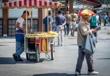 Sokak Satıcılarının Şehir Kültüründeki Yeri ve Önemi Şehir yaşamının vazgeçilmez bir parçası olan sokak satıcıları, hem ekonomik hem de kültürel açıdan önemli bir role sahiptir. Geniş bir ürün yelpazesi sunmaları, günlük hayatta pratik çözümler sağlamaları ve şehrin dinamizmini yansıtmaları, onları kent kimliğinin ayrılmaz bir unsuru haline getirir. Özellikle büyük şehirlerde sabahın erken saatlerinden gece geç saatlere kadar çalışan bu satıcılar, yerel ekonomiye de ciddi katkı sağlar. Konulu bir haber görseli.