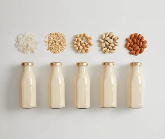 Son yıllarda beslenme alışkanlıklarında yaşanan dönüşümle birlikte bitkisel süt alternatifleri, gıda dünyasının en çok konuşulan başlıklarından biri haline gelmiştir. Hayvansal ürün tüketimini azaltmak isteyenler, laktoz hassasiyeti yaşayanlar ya da daha çevre dostu tercihler yapmayı amaçlayan bireyler için bu ürünler güçlü bir seçenek sunmaktadır. Bitkisel süt, artık yalnızca özel diyetlerin değil, günlük yaşamın da önemli bir parçası olarak görülmektedir. Konulu bir haber görseli.