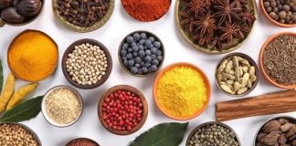 Organik Baharatlar Sofralarda Doğallığın Güçlü Yükselişi Günümüzde sağlıklı beslenmeye yönelik ilginin artmasıyla birlikte, mutfaklarda kullanılan ürünlerin kaynağı ve üretim şekli daha fazla sorgulanır hâle gelmiştir. Bu sorgulamanın merkezinde yer alan ürünlerden biri de organik baharatlardır. Yalnızca yemeklere tat ve aroma katmakla kalmayan baharatlar, aynı zamanda doğru üretildiğinde sağlık açısından da önemli katkılar sunar. Kimyasal kalıntılardan arındırılmış, doğal yöntemlerle yetiştirilen baharatlar, bu yönüyle geleneksel mutfak anlayışını modern beslenme bilinciyle buluşturur. Konulu bir haber görseli.