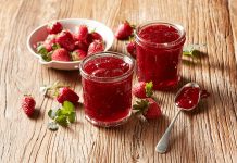 Reçel ve Marmelat Kültürü Sofralardan Gelen Geleneksel Tat Türkiye’de kahvaltı sofralarının vazgeçilmez lezzetleri arasında yer alan reçel ve marmelatlar, sadece tatlı bir eşlikçi değil, aynı zamanda kültürel bir miras olarak da öne çıkar. Meyvenin doğallığını şekerle buluşturan bu ürünler, geçmişten bugüne ev yapımı geleneklerden modern üretim tekniklerine kadar uzanan geniş bir yelpazede hayatımızda yer alır. Günümüzde reçel ve marmelat tüketimi, hem lezzet hem de pratiklik arayan tüketiciler için önemli bir tercih haline gelmiştir. Konulu bir haber görseli.