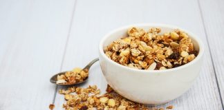 Granola ve Müsli Sağlıklı Beslenme Alışkanlıklarının Yükselen Yıldızı Granola ve müsli, son yıllarda sağlıklı yaşam ve dengeli beslenme trendlerinin güçlenmesiyle birlikte sofralarda daha sık yer almaya başladı. Özellikle güne enerjik başlamak isteyen bireyler için bu ürünler, pratikliği ve besleyici içeriğiyle dikkat çekiyor. Kahvaltıdan ara öğünlere kadar geniş bir kullanım alanına sahip olan granola ve müsli, modern beslenme anlayışının önemli bir parçası haline gelmiş durumda. Konulu bir haber görseli.