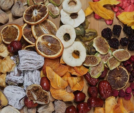 Kuru Meyveler Sofralarda Sağlıklı ve Doğal Lezzetin Yükselişi Kuru meyveler, geleneksel mutfak kültürünün vazgeçilmez parçalarından biri olmasının yanı sıra günümüzde sağlıklı beslenme trendlerinin de merkezinde yer alıyor. Taze meyvelerin kurutulmasıyla elde edilen bu ürünler, hem uzun raf ömrü hem de yoğun besin değeri sayesinde tüketiciler tarafından giderek daha fazla tercih ediliyor. Özellikle şehir yaşamında pratik atıştırmalık ihtiyacını karşılayan kuru meyveler, doğal içerikleriyle dikkat çekiyor. Konulu bir haber görseli.